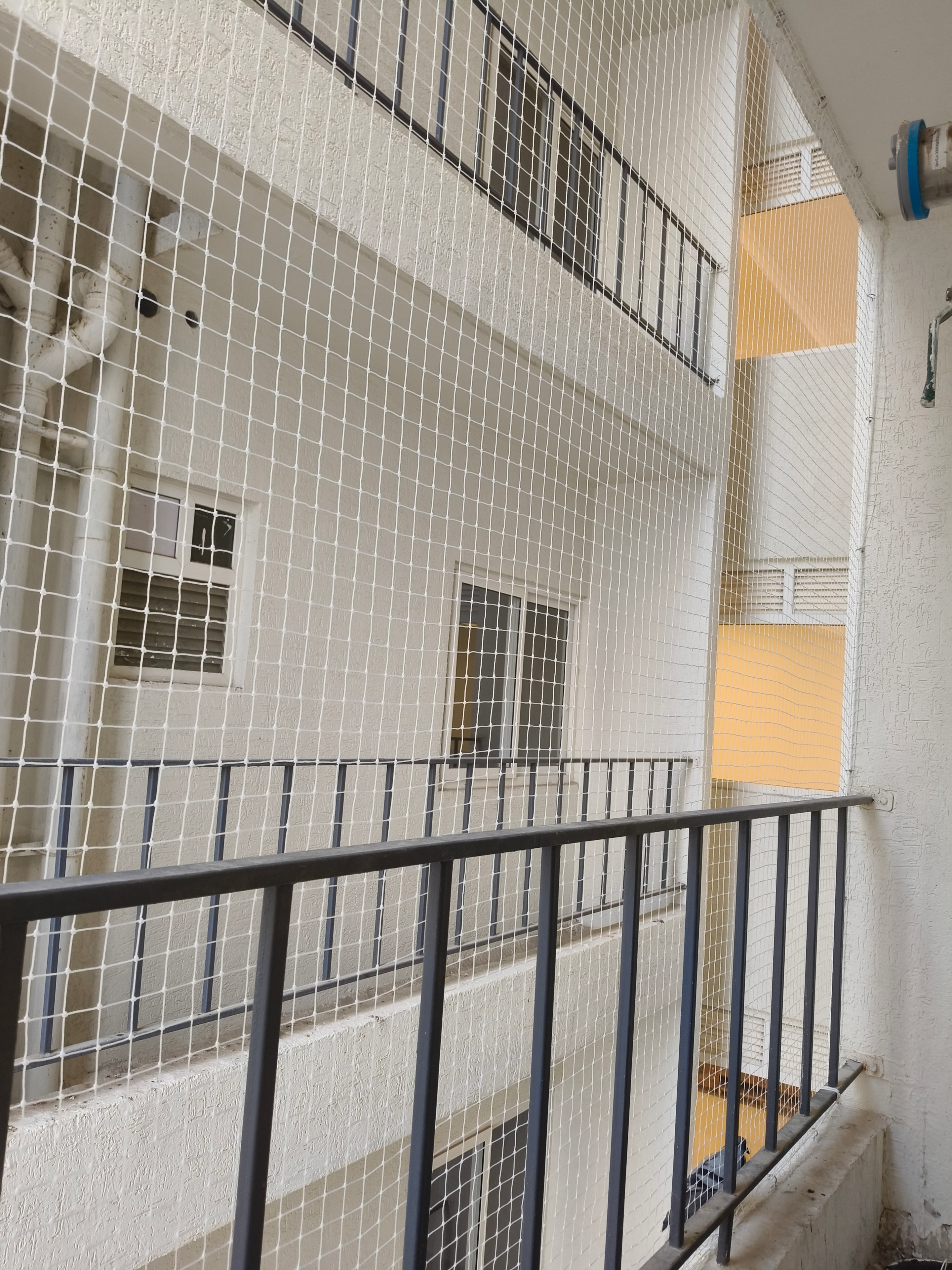 Full balcony safety net enclosure